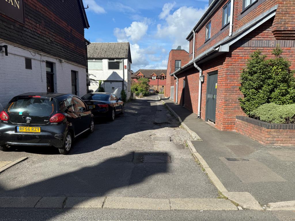 Lot: 118 - FORMER BANK PREMISES - UPPER PARTS PLUS PARKING WITH POTENTIAL - Access to car park from Cantaloupe Road